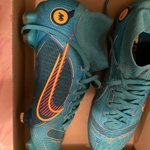 Size 6 girls soccer cleats flyknit nike